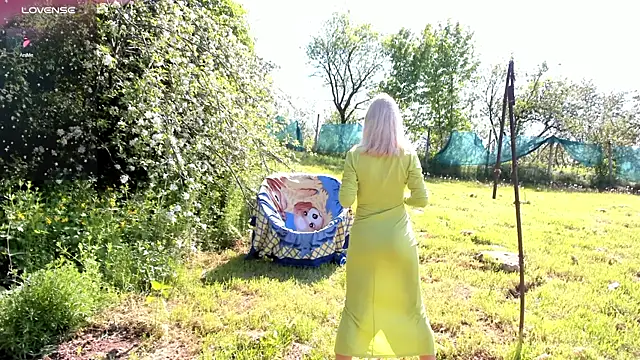 luxurydoll21 online show from May 6, 2026, 7:13 am