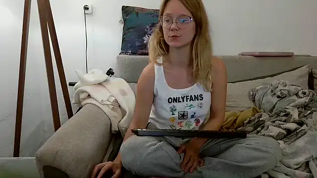 little-leni online show from September 27, 2025, 8:47 pm