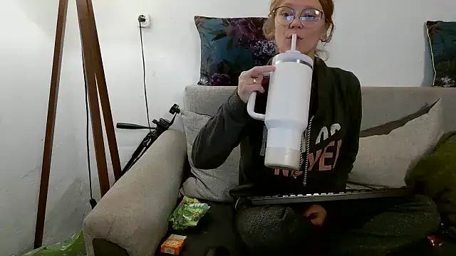 little-leni online show from October 1, 2025, 8:15 pm