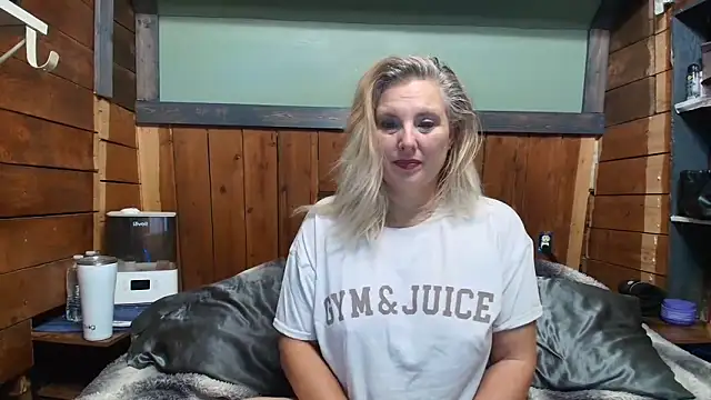 lisaxlovexxx online show from May 20, 2026, 3:29 pm