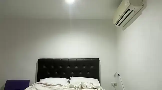 Snapshot of CamCrestXXX chatting on January 2, 2025, 6:18 am CamCrestXXX online show from January 2, 2025, 6:18 am