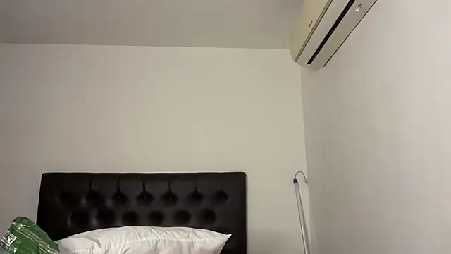 Snapshot of CamCrestXXX chatting on January 29, 2025, 9:44 am CamCrestXXX online show from January 29, 2025, 9:44 am