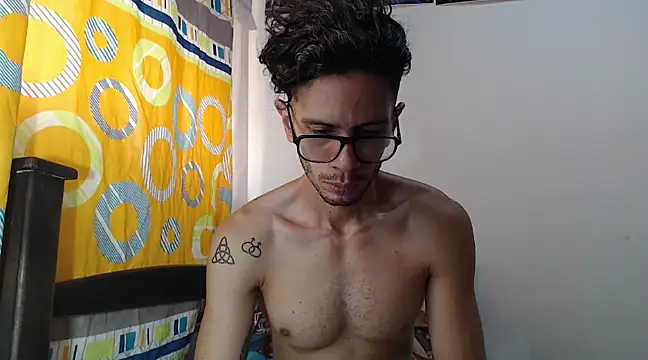 Snapshot of alisterxxx chatting on February 6, 2025, 10:10 pm alisterxxx online show from February 6, 2025, 10:10 pm