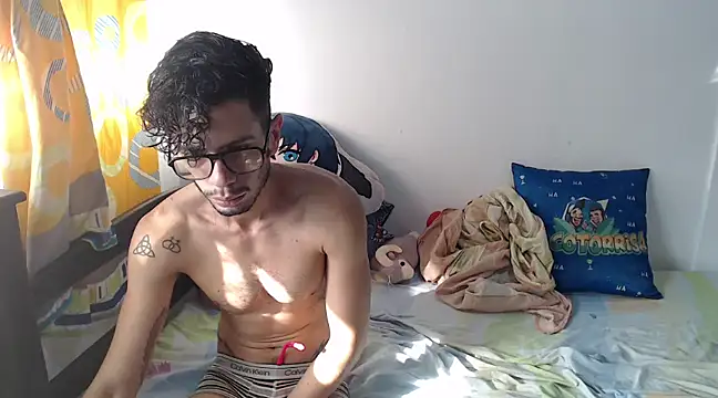 Snapshot of alisterxxx chatting on February 18, 2025, 1:11 pm alisterxxx online show from February 18, 2025, 1:11 pm