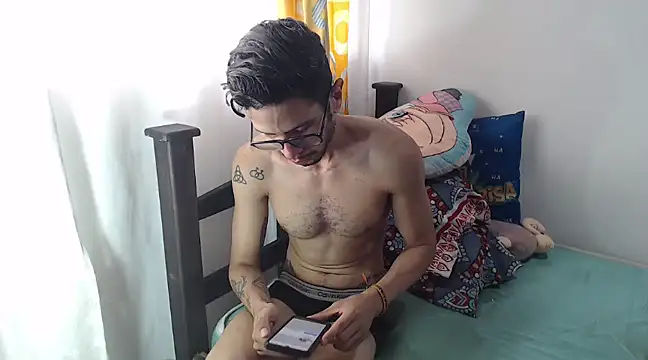 Snapshot of alisterxxx chatting on March 3, 2025, 2:04 pm alisterxxx online show from March 3, 2025, 2:04 pm