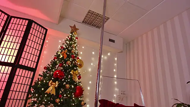 girl nextd00r online show from December 14, 2024, 9:35 pm