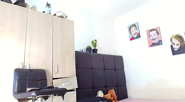 queenaliice online show from March 7, 2025, 5:49 pm