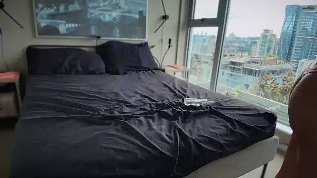 MikyFoxx online show from October 16, 2025, 6:31 pm