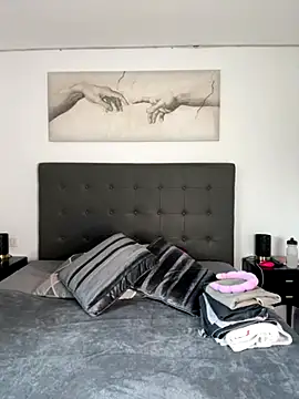 Clara-xoxo online show from November 10, 2025, 2:05 pm