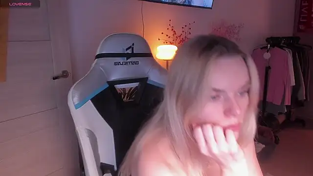 Snapshot of CharliSweet chatting on February 10, 2025, 4:14 pm CharliSweet online show from February 10, 2025, 4:14 pm