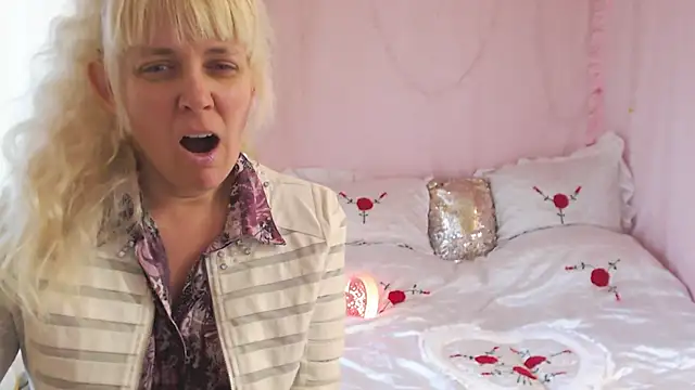 Snapshot of SunnySylvia chatting on November 28, 2025, 7:11 am SunnySylvia online show from November 28, 2025, 7:11 am