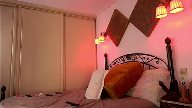 einneuesleben online show from February 19, 2025, 9:06 am