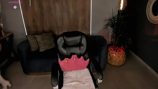 DannieSmith1 online show from April 8, 2026, 11:16 pm