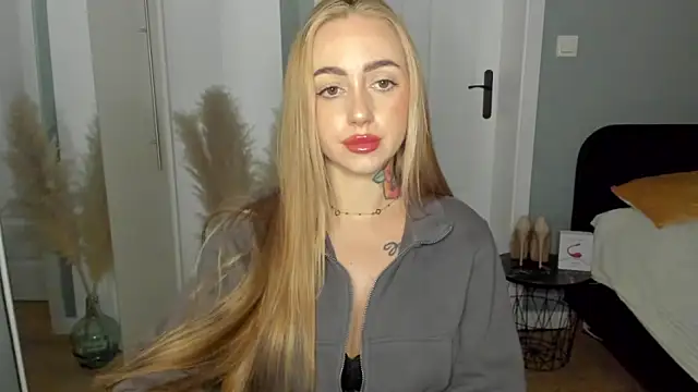 sexyCoralie online show from April 13, 2026, 1:38 pm