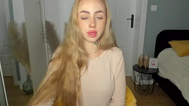Snapshot of sexyCoralie chatting on May 18, 2026, 6:41 am sexyCoralie online show from May 18, 2026, 6:41 am