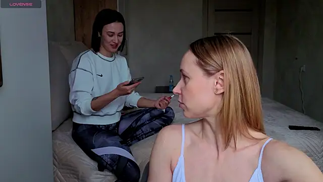 sweeetgirls2021 online show from April 19, 2026, 2:55 am