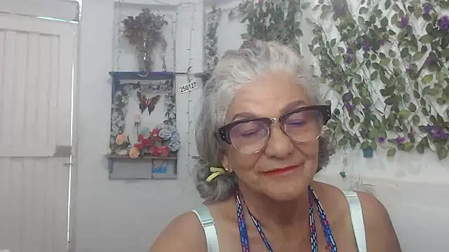 Snapshot of FunnyGrandma chatting on December 2, 2024, 6:10 pm FunnyGrandma online show from December 2, 2024, 6:10 pm