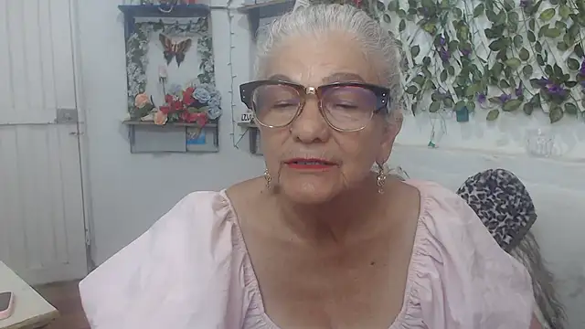 Snapshot of FunnyGrandma chatting on December 12, 2024, 1:32 am FunnyGrandma online show from December 12, 2024, 1:32 am