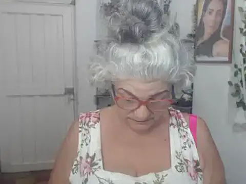 Snapshot of FunnyGrandma chatting on September 12, 2025, 12:33 am FunnyGrandma online show from September 12, 2025, 12:33 am