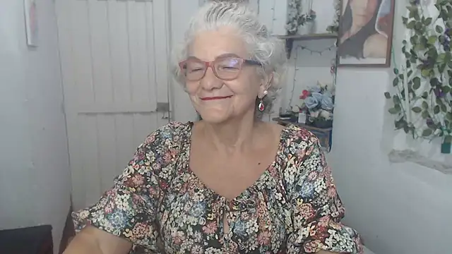 Snapshot of FunnyGrandma chatting on September 18, 2025, 1:40 am FunnyGrandma online show from September 18, 2025, 1:40 am