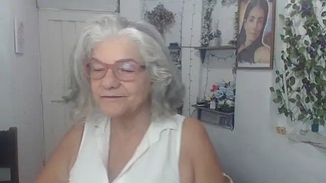 Snapshot of FunnyGrandma chatting on September 20, 2025, 4:02 am FunnyGrandma online show from September 20, 2025, 4:02 am