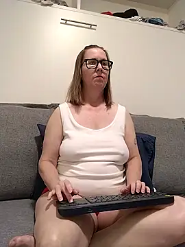 SweetandNaughty1 online show from May 6, 2026, 8:03 pm