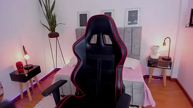 EmmyEvans1 online show from January 8, 2025, 8:18 pm