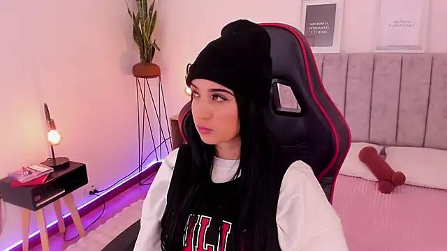 EmmyEvans1 online show from March 19, 2025, 7:27 pm