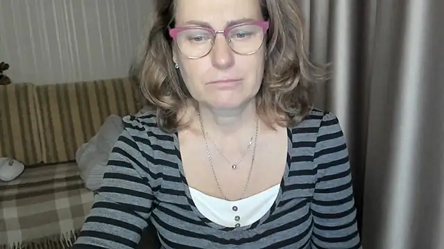 lauraoven online show from December 18, 2024, 2:06 pm