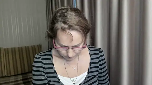 lauraoven online show from December 23, 2024, 11:25 am