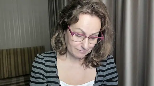 lauraoven online show from December 24, 2024, 12:55 pm