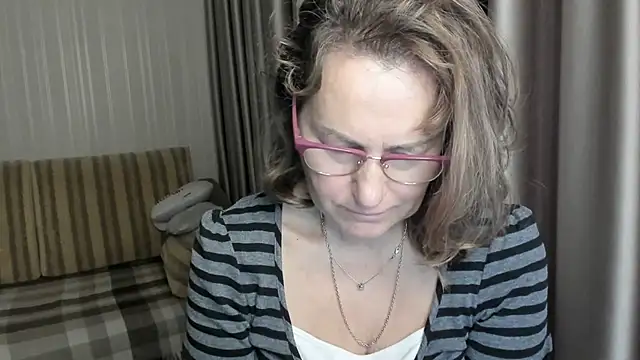 lauraoven online show from December 26, 2024, 7:03 am