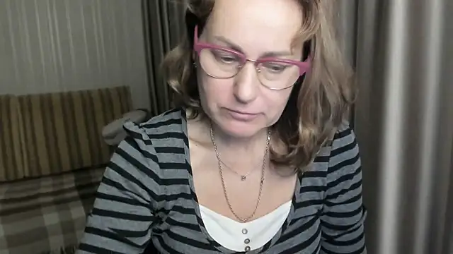 lauraoven online show from December 26, 2024, 5:30 pm