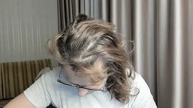 lauraoven online show from January 18, 2025, 6:21 pm