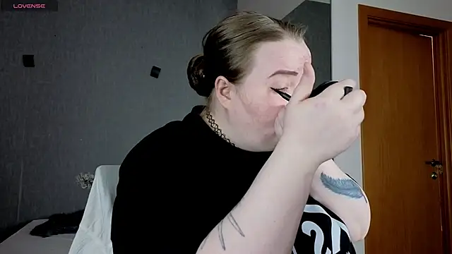 Snapshot of EMMA__CONNOR chatting on September 28, 2025, 10:42 am EMMA CONNOR online show from September 28, 2025, 10:42 am