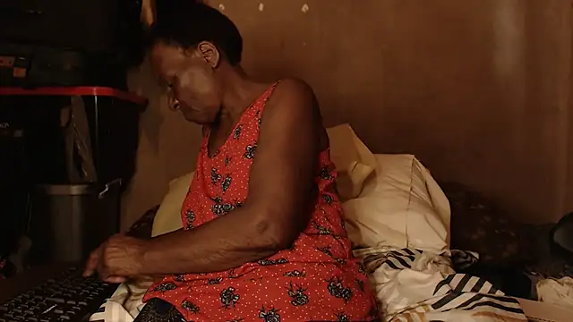 Snapshot of NaughtyGranny chatting on February 12, 2025, 12:33 pm NaughtyGranny online show from February 12, 2025, 12:33 pm