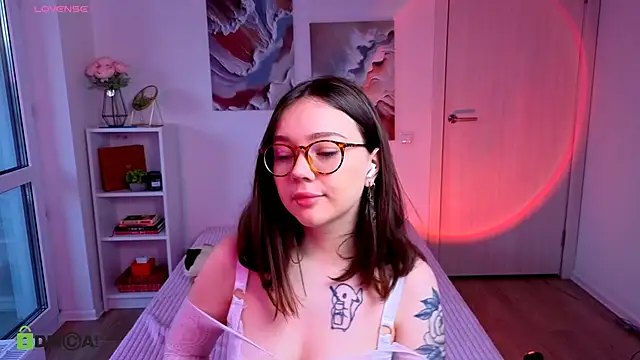 MilenaSaint online show from September 28, 2025, 4:18 am