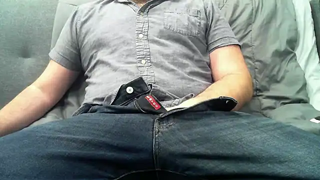 Snapshot of holeymoley25 chatting on March 7, 2025, 10:32 pm holeymoley25 online show from March 7, 2025, 10:32 pm