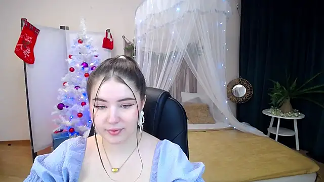NicoleFoxery online show from December 18, 2024, 6:25 pm