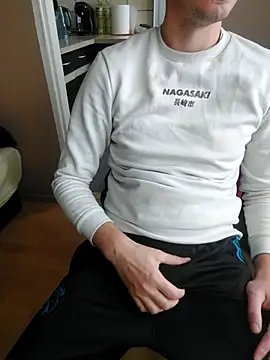 Snapshot of MlodyDres chatting on October 4, 2025, 8:01 am MlodyDres online show from October 4, 2025, 8:01 am