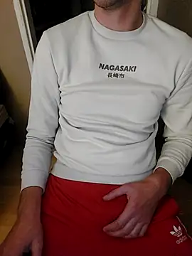 Snapshot of MlodyDres chatting on October 10, 2025, 4:39 pm MlodyDres online show from October 10, 2025, 4:39 pm