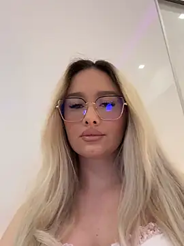 Snapshot of mollyxxx chatting on May 3, 2026, 2:39 am mollyxxx online show from May 3, 2026, 2:39 am
