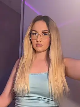 Snapshot of mollyxxx chatting on May 13, 2026, 8:01 am mollyxxx online show from May 13, 2026, 8:01 am