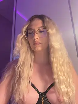 Snapshot of mollyxxx chatting on May 18, 2026, 11:43 pm mollyxxx online show from May 18, 2026, 11:43 pm