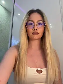 Snapshot of mollyxxx chatting on June 2, 2026, 2:13 am mollyxxx online show from June 2, 2026, 2:13 am