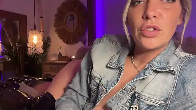 Snapshot of cyberchickie_maria chatting on February 23, 2025, 8:55 pm cyberchickie maria online show from February 23, 2025, 8:55 pm