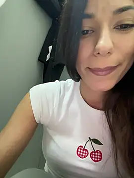  MiaQueen  online show from April 18, 2026, 9:48 pm