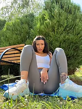 Snapshot of _MiaQueen_ chatting on August 1, 2026, 1:32 pm MiaQueen online show from August 1, 2026, 1:32 pm