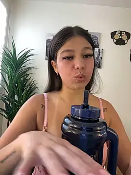 Snapshot of Alyshanon18 chatting on October 31, 2025, 3:35 pm Alyshanon18 online show from October 31, 2025, 3:35 pm