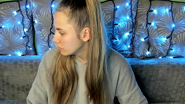 MaggieCake online show from December 5, 2024, 2:53 am